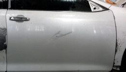 Покраска царапин на двери автомобиля